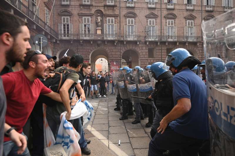 scontri tra polizia e studenti a torino 2