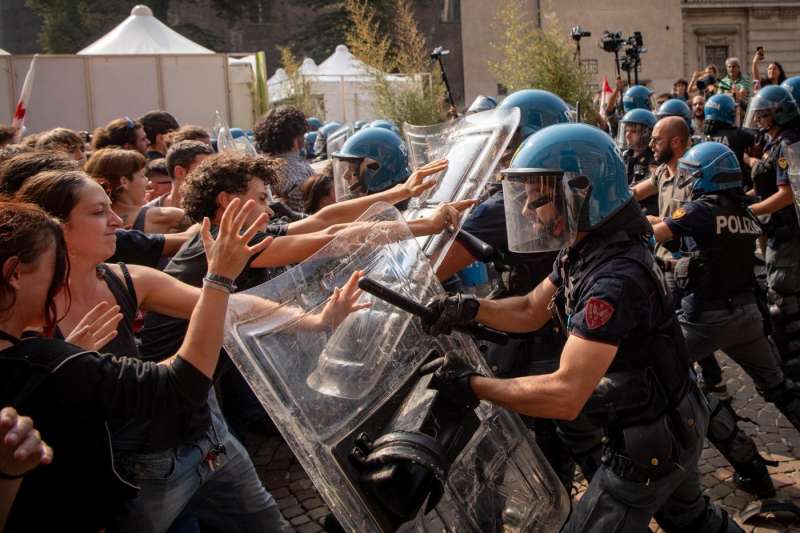 scontri tra polizia e studenti a torino 2