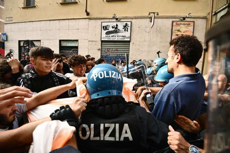 scontri tra polizia e studenti a torino 3