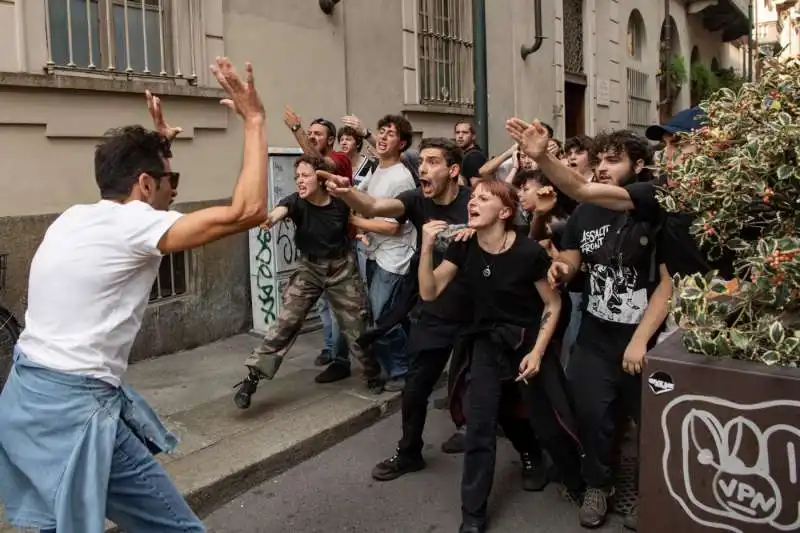 scontri tra polizia e studenti a torino   3