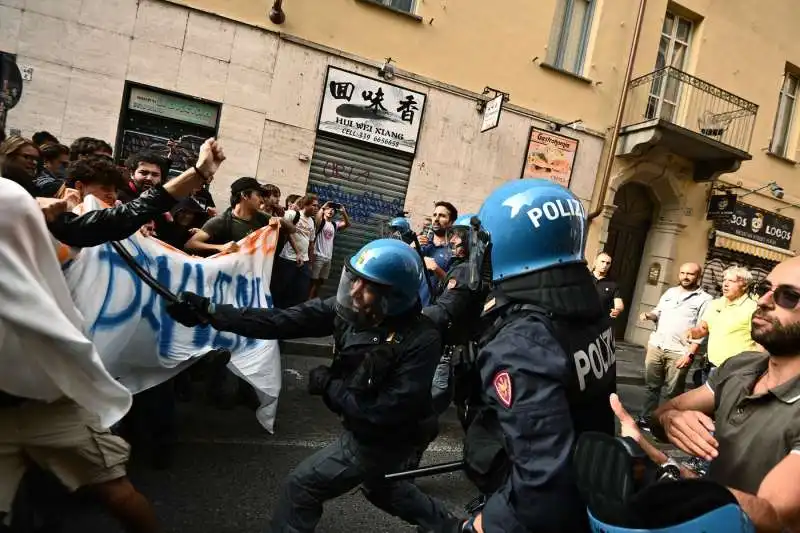 scontri tra polizia e studenti a torino   4