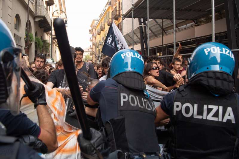 scontri tra polizia e studenti a torino 4