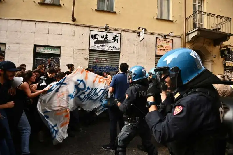 scontri tra polizia e studenti a torino   5