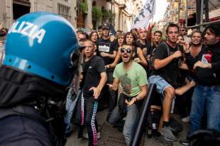 scontri tra polizia e studenti a torino 5