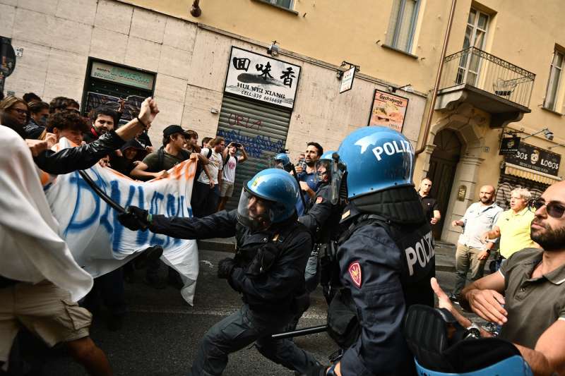 scontri tra polizia e studenti a torino 6