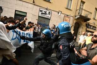 scontri tra polizia e studenti a torino 6