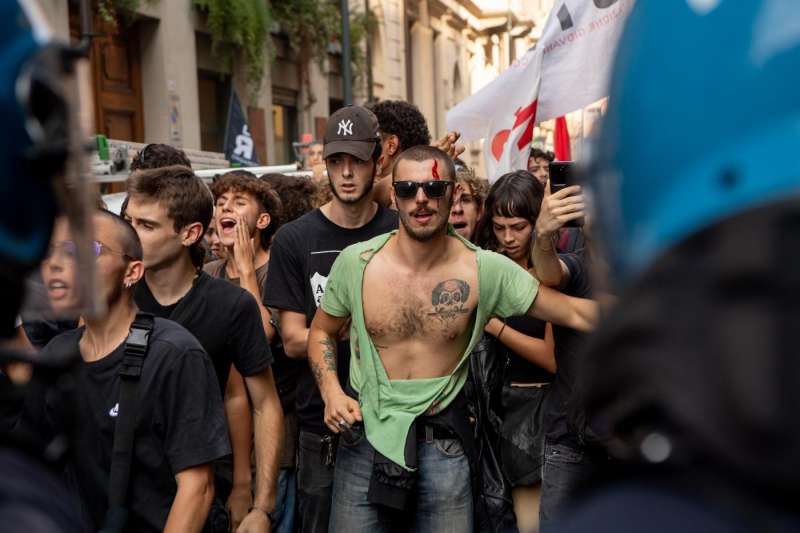 scontri tra polizia e studenti a torino 6