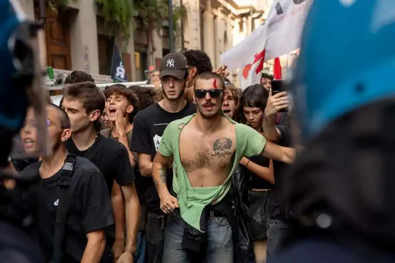 scontri tra polizia e studenti a torino   6