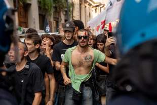 scontri tra polizia e studenti a torino 6