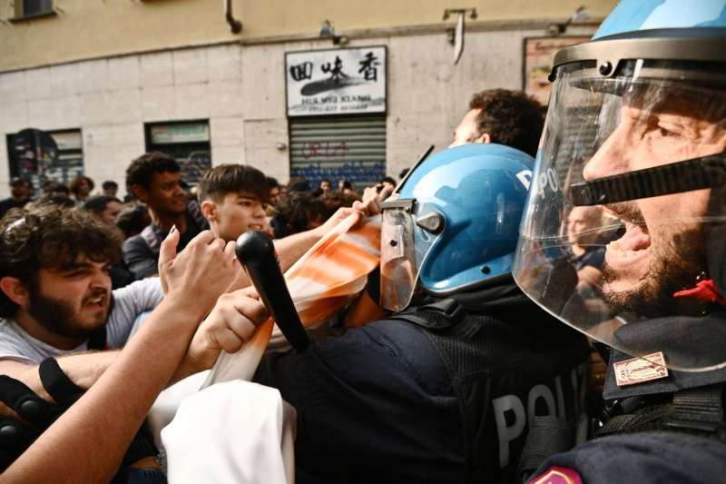 scontri tra polizia e studenti a torino 7