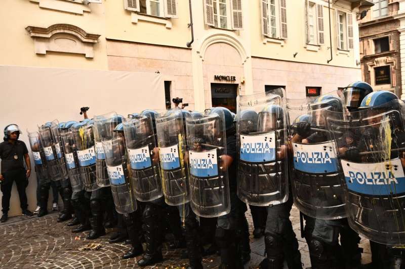 scontri tra polizia e studenti a torino 8