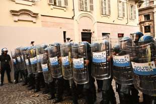 scontri tra polizia e studenti a torino 8