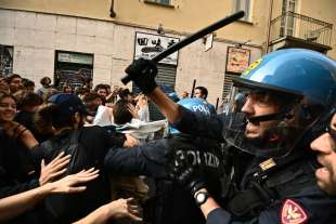 scontri tra polizia e studenti a torino 9