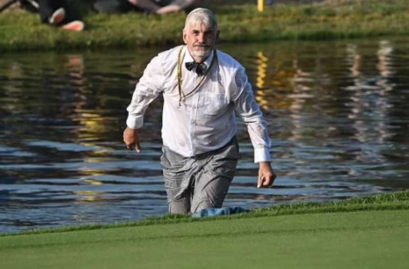 SPETTATORE DELLA RYDER CUP SI TUFFA NEL LAGHETTO