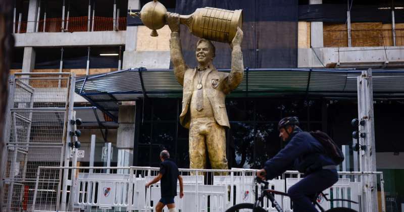 statua dedicata a marcelo gallardo 1