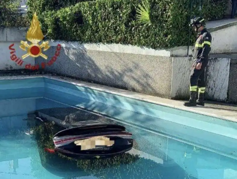 suv finisce dentro una piscina