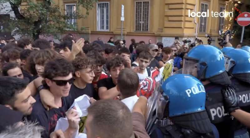 tensione al corteo degli studenti pro palestina a roma 2