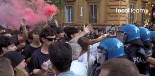 tensione al corteo degli studenti pro palestina a roma 5