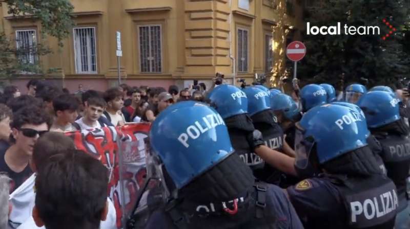 tensione al corteo degli studenti pro palestina a roma 6