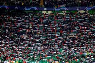 tifosi del celtic sventolano bandiere palestinesi allo stadio 1