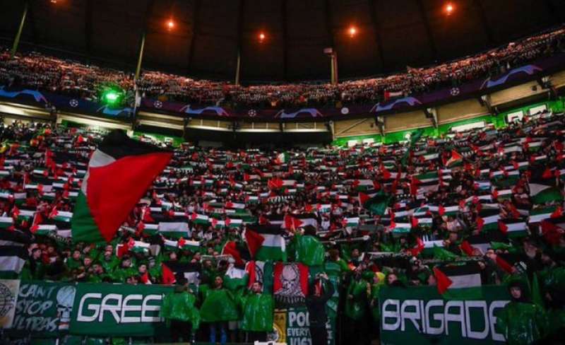 tifosi del celtic sventolano bandiere palestinesi allo stadio 2