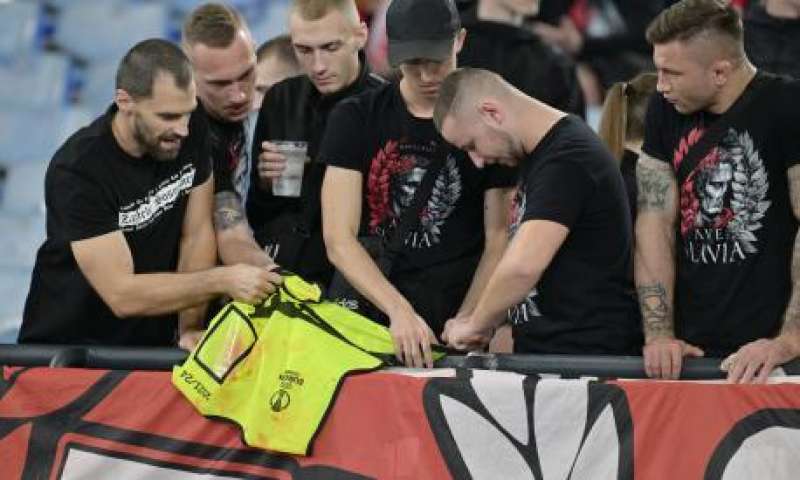 tifosi dello slavia praga rubano fratino di uno steward allo stadio