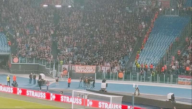 tifosi dello slavia praga rubano striscione del tuscolano roma club