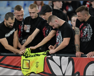 tifosi slavia praga con la pettorina insanguinata dello steward