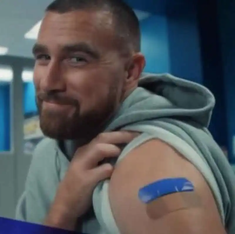 TRAVIS KELCE NELLO SPOT DELLA PFIZER 