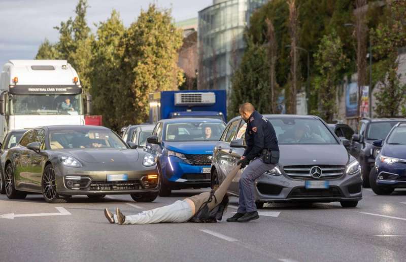 ultima generazione blocca il traffico a milano 1