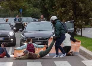 ultima generazione blocca il traffico a milano 10