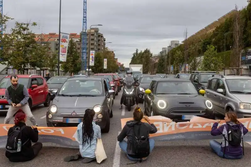 ultima generazione blocca il traffico a milano   11