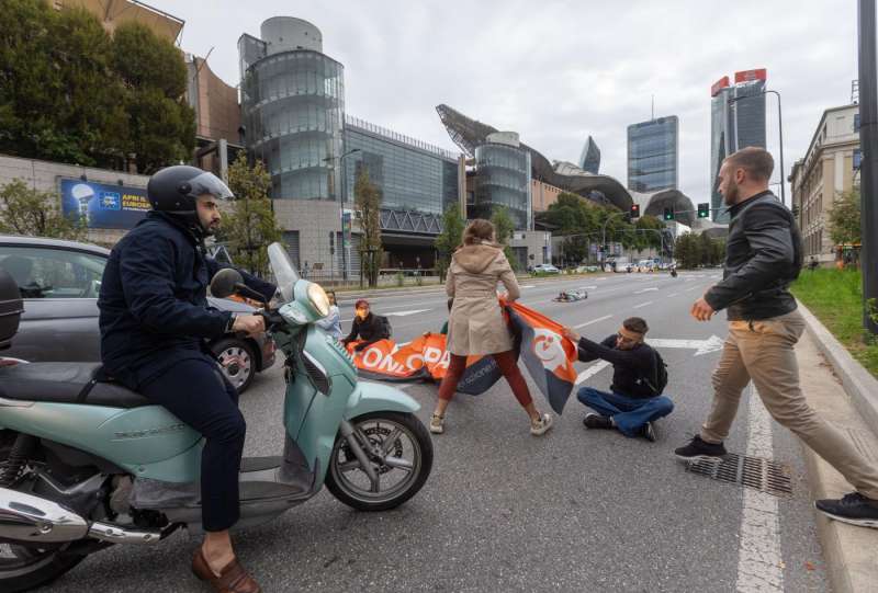 ultima generazione blocca il traffico a milano 12