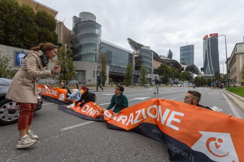 ultima generazione blocca il traffico a milano 13