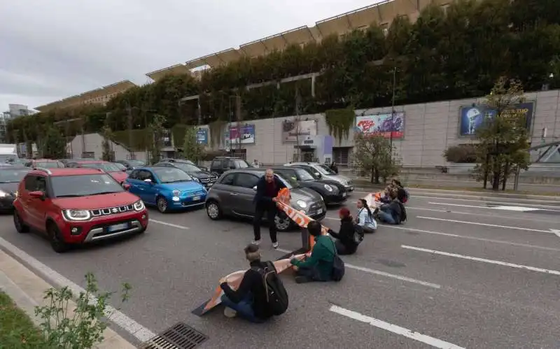 ultima generazione blocca il traffico a milano   14