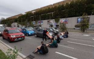 ultima generazione blocca il traffico a milano 14