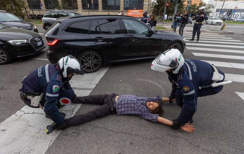 ultima generazione blocca il traffico a milano 3