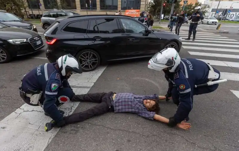 ultima generazione blocca il traffico a milano   3