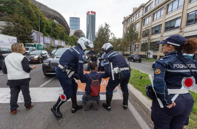 ultima generazione blocca il traffico a milano 5