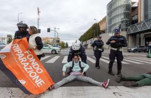 ultima generazione blocca il traffico a milano 6