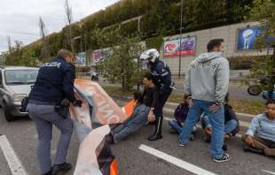 ultima generazione blocca il traffico a milano 7