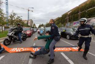 ultima generazione blocca il traffico a milano 8