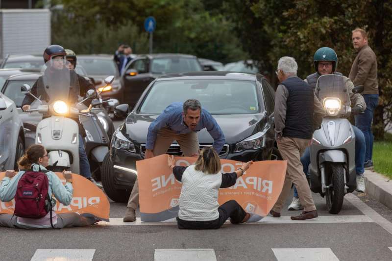 ultima generazione blocca il traffico a milano 9