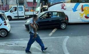 uomo gira con un fucile giocattolo per le strade di palermo