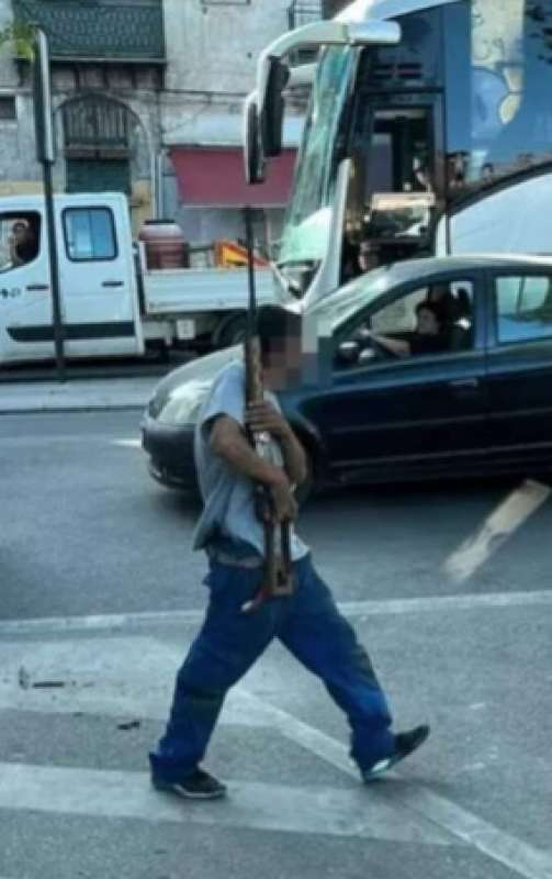 uomo gira con un fucile giocattolo per le strade di palermo