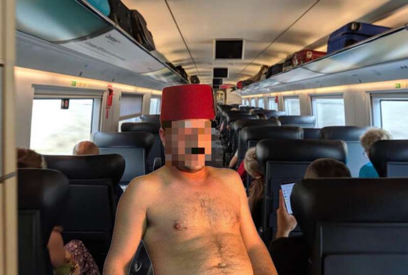 UOMO NUDO SU UN TRENO IN SPAGNA