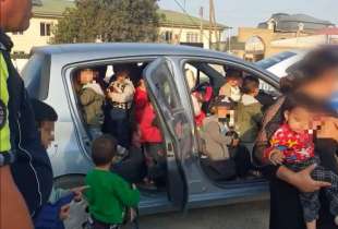 UZBEKISTAN - MAESTRA CON 25 BAMBINI IN AUTO