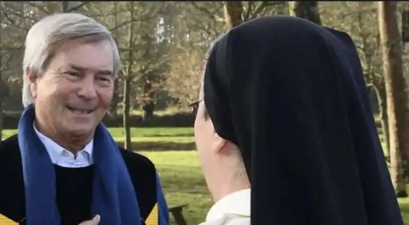 VINCENT BOLLORE CON UNA SUORA 