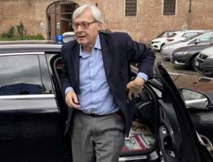 vittorio sgarbi in auto