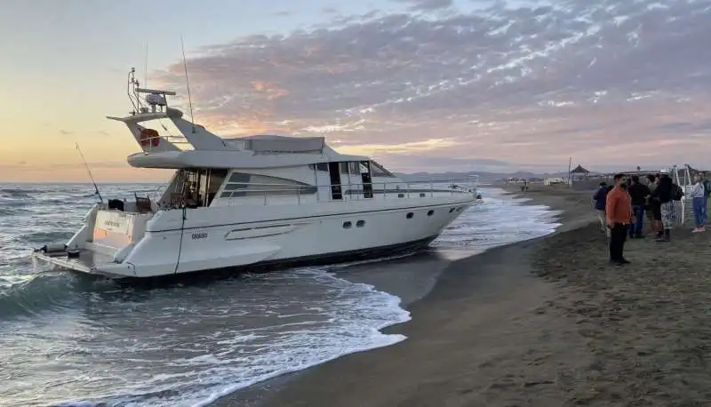 yacht fantasma arenato a fregene   1